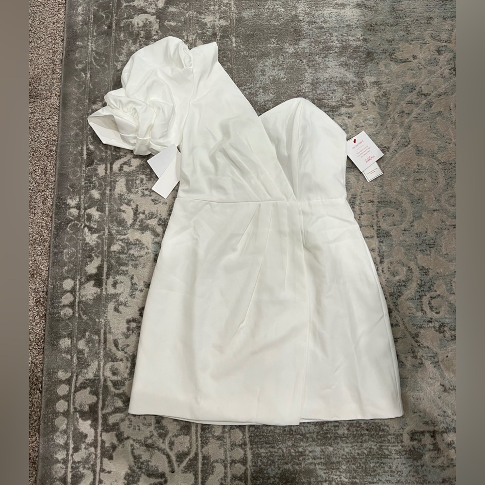 White formal dress. New with tags, size large!